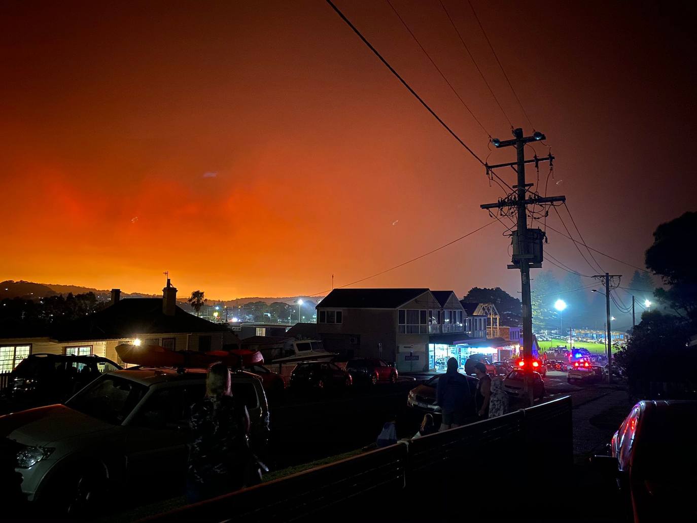 Los incendios forestales que arden sin control en Australia han obligado este martes a miles de personas a refugiarse en playas del sureste del país, en donde el fuego ha provocado 12 muertos y quemado un área similar a la de Costa Rica en los últimos meses. Centenares de incendios arden en esta última jornada del 2019 en Australia, en donde la atención se centra principalmente en la costa suroriental del país debido a las altas temperaturas, los fuertes vientos y el avance de las llamas hacia la costa.