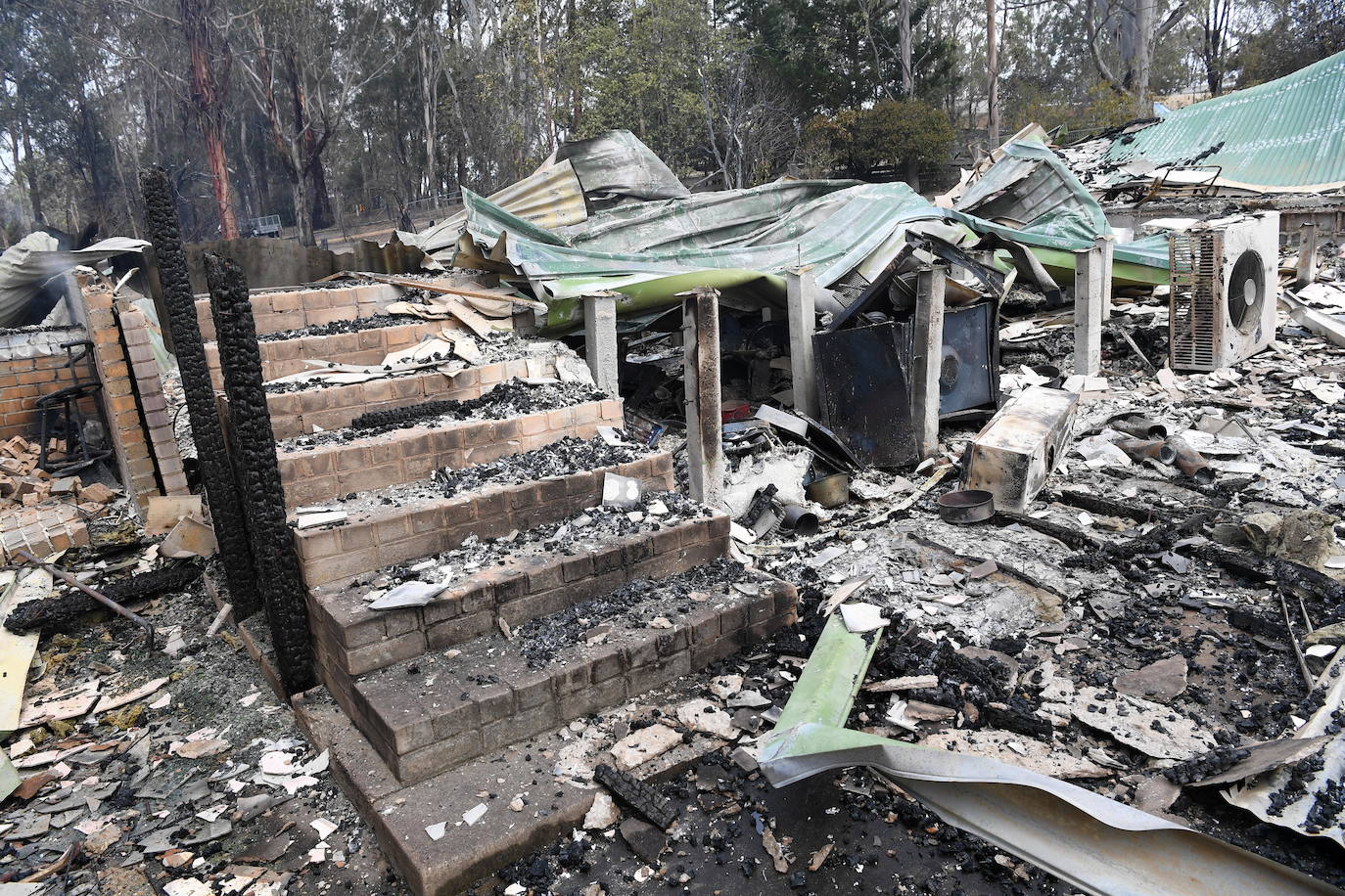 Los incendios forestales que arden sin control en Australia han obligado este martes a miles de personas a refugiarse en playas del sureste del país, en donde el fuego ha provocado 12 muertos y quemado un área similar a la de Costa Rica en los últimos meses. Centenares de incendios arden en esta última jornada del 2019 en Australia, en donde la atención se centra principalmente en la costa suroriental del país debido a las altas temperaturas, los fuertes vientos y el avance de las llamas hacia la costa.