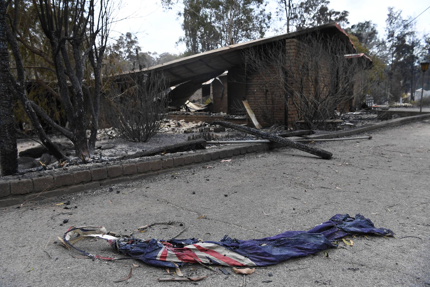 Los incendios forestales que arden sin control en Australia han obligado este martes a miles de personas a refugiarse en playas del sureste del país, en donde el fuego ha provocado 12 muertos y quemado un área similar a la de Costa Rica en los últimos meses. Centenares de incendios arden en esta última jornada del 2019 en Australia, en donde la atención se centra principalmente en la costa suroriental del país debido a las altas temperaturas, los fuertes vientos y el avance de las llamas hacia la costa.