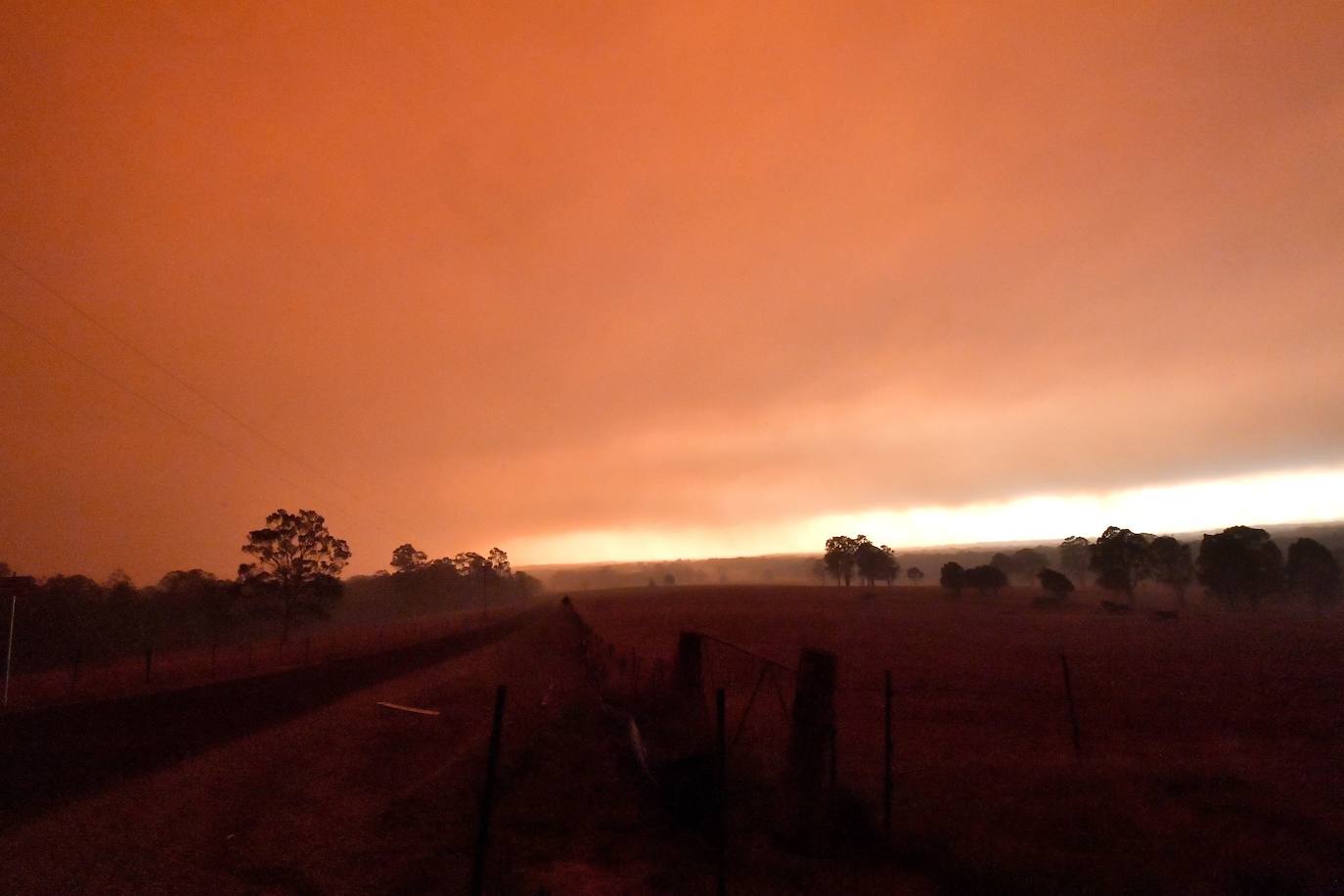 Los incendios forestales que arden sin control en Australia han obligado este martes a miles de personas a refugiarse en playas del sureste del país, en donde el fuego ha provocado 12 muertos y quemado un área similar a la de Costa Rica en los últimos meses. Centenares de incendios arden en esta última jornada del 2019 en Australia, en donde la atención se centra principalmente en la costa suroriental del país debido a las altas temperaturas, los fuertes vientos y el avance de las llamas hacia la costa.