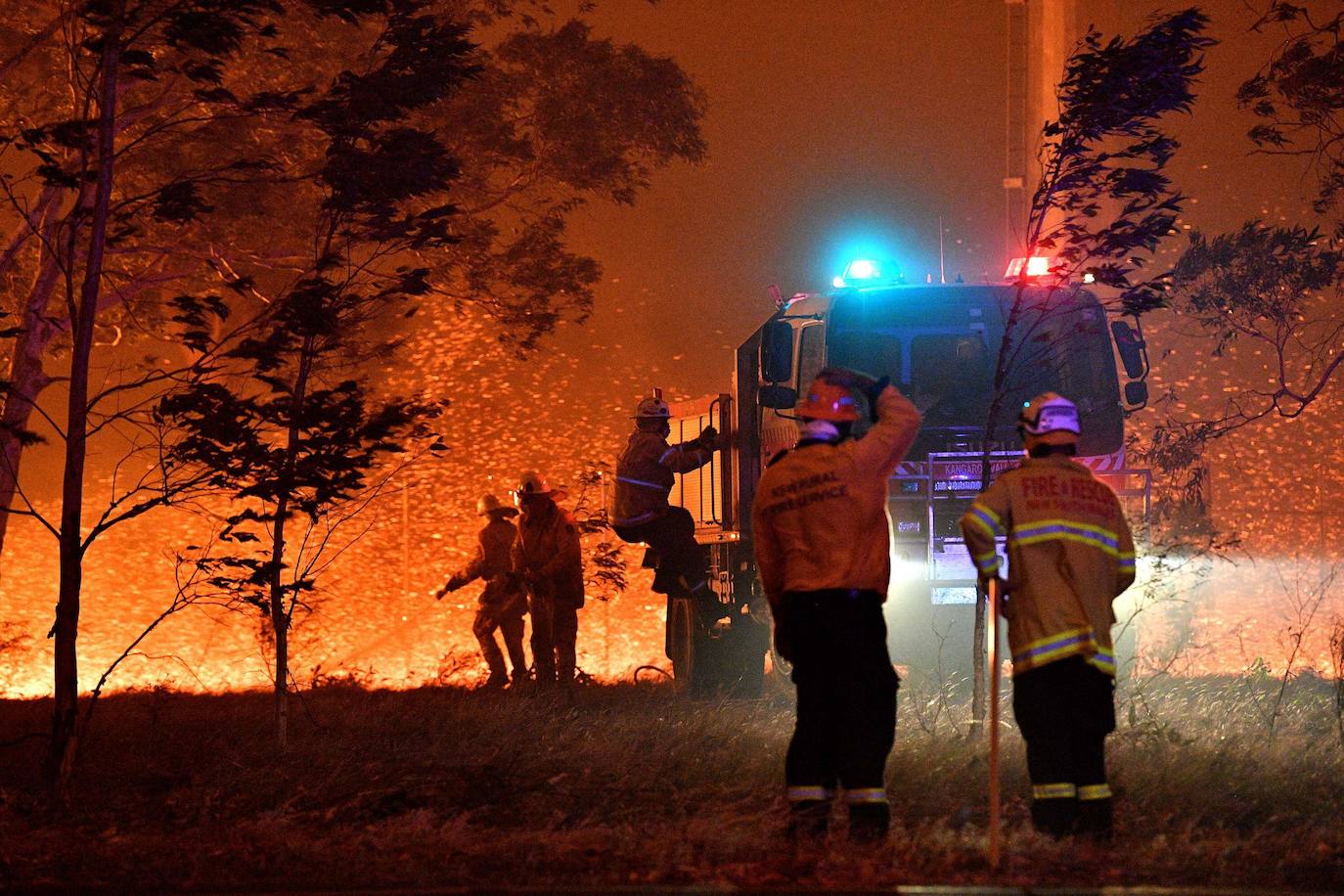 Los incendios forestales que arden sin control en Australia han obligado este martes a miles de personas a refugiarse en playas del sureste del país, en donde el fuego ha provocado 12 muertos y quemado un área similar a la de Costa Rica en los últimos meses. Centenares de incendios arden en esta última jornada del 2019 en Australia, en donde la atención se centra principalmente en la costa suroriental del país debido a las altas temperaturas, los fuertes vientos y el avance de las llamas hacia la costa.