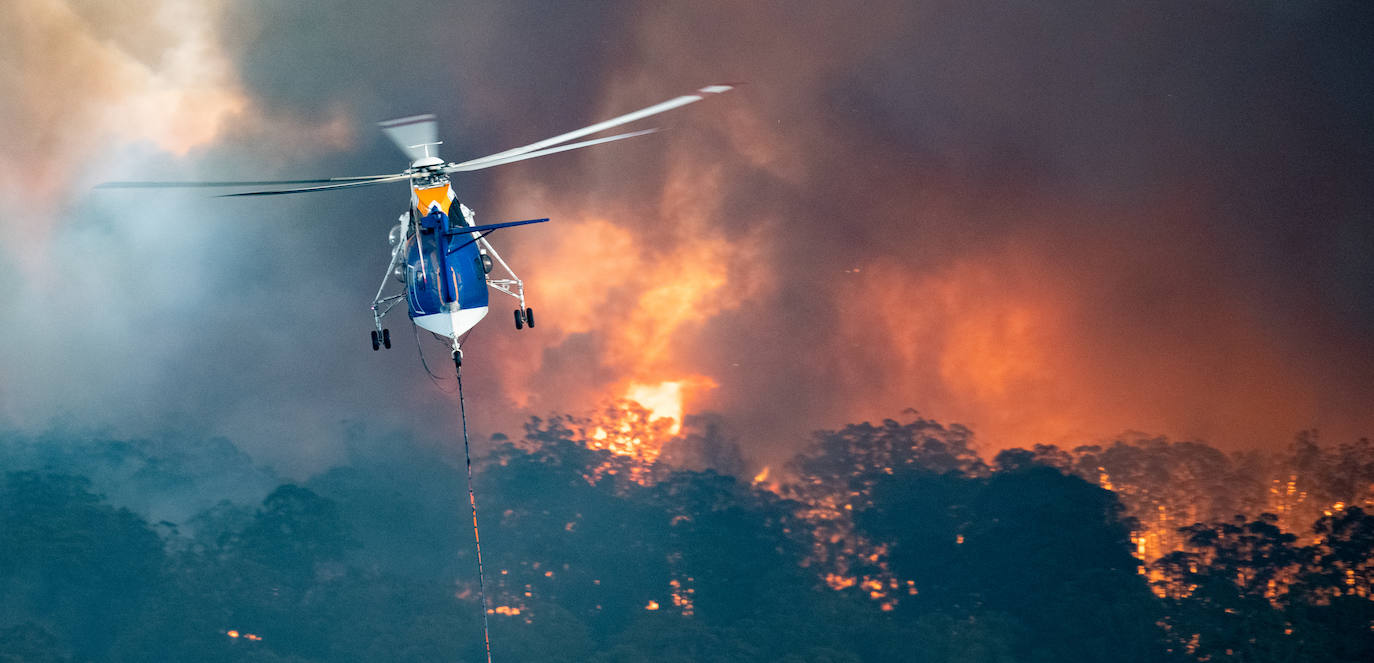 Los incendios forestales que arden sin control en Australia han obligado este martes a miles de personas a refugiarse en playas del sureste del país, en donde el fuego ha provocado 12 muertos y quemado un área similar a la de Costa Rica en los últimos meses. Centenares de incendios arden en esta última jornada del 2019 en Australia, en donde la atención se centra principalmente en la costa suroriental del país debido a las altas temperaturas, los fuertes vientos y el avance de las llamas hacia la costa.