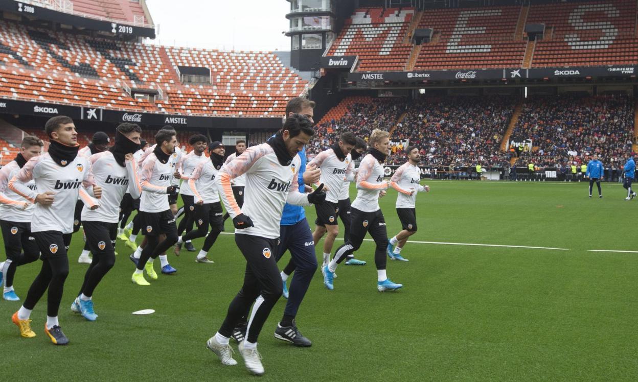 Los futbolistas,
ayer en
Mestalla.
