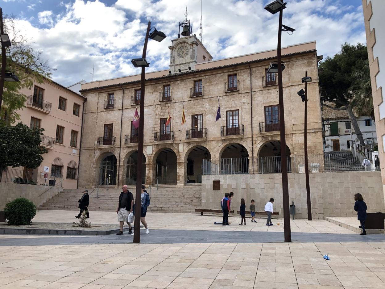 Imagen de la Casa Consistorial de Dénia y de la plaza de la Constitución. 