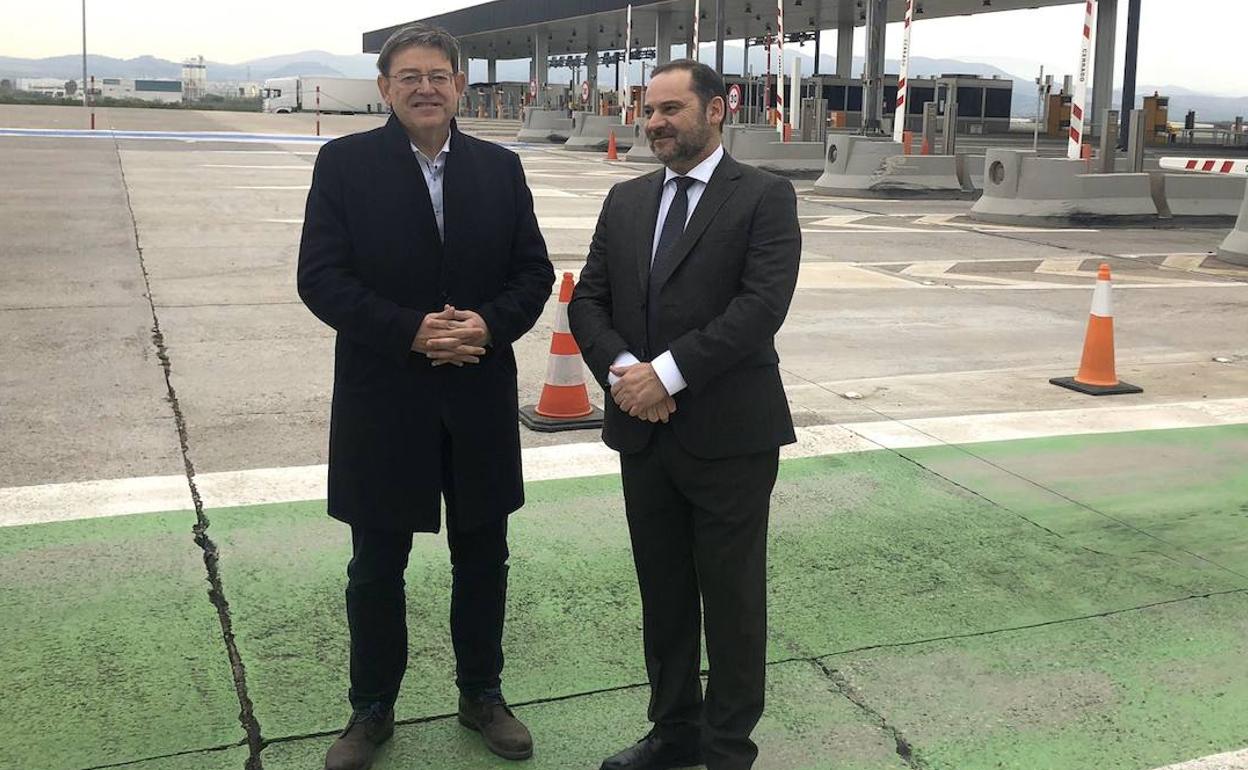 Puig y Ábalos en su visita al peaje de Sagunto, este martes.