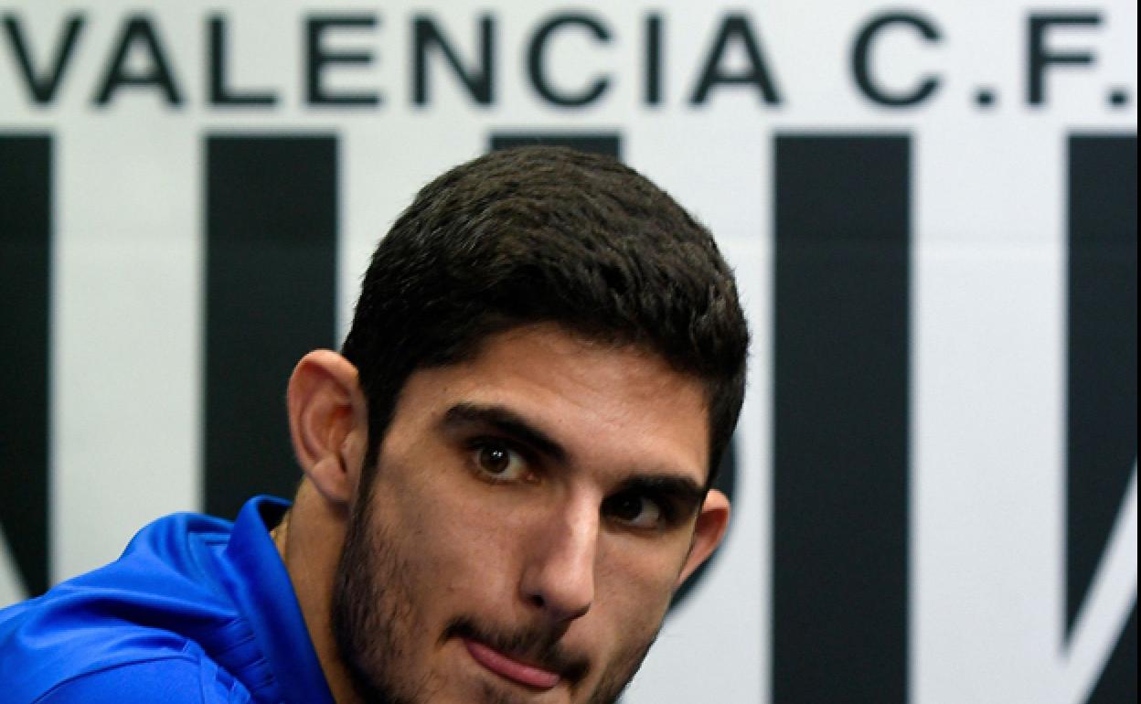 Gonçalo Guedes, en una rueda de prensa del Valencia CF.