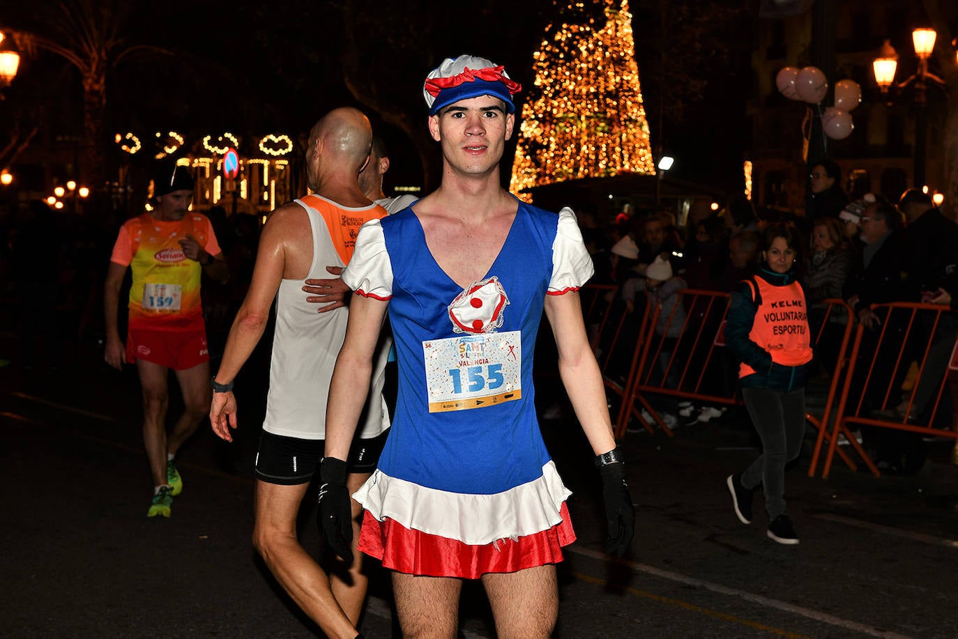 Corredores populares han despedido este lunes 30 el año 2019 con la carrera de San Silvestre de Valencia.