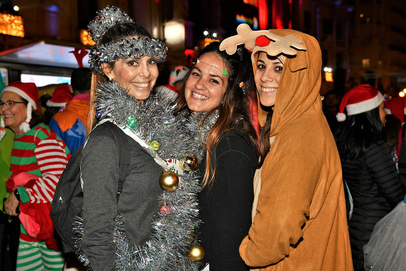 Corredores populares han despedido este lunes 30 el año 2019 con la carrera de San Silvestre de Valencia.