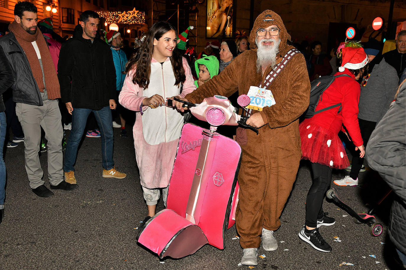 Corredores populares han despedido este lunes 30 el año 2019 con la carrera de San Silvestre de Valencia.