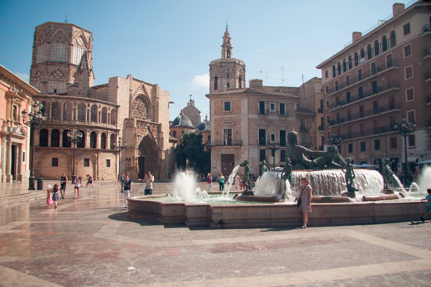 Las fiestas navideñas son una buena ocasión para visitar la Catedral de Valencia, una verdadera joya de arquitectura religiosa. Aquí le mostramos una pequeña parte (las fotografías corresponden a los últimos años). Más conocida como la 'Seu', está dedicada por deseo de Jaime I a la Asunción de María. Es uno de los reclamos turísticos por excelencia de la ciudad, muestra distintiva del gótico valenciano. En su interior se venera el 'Santo Cáliz', que data del siglo I y fue otorgado a la catedral por Alfonso el Magnánimo en 1436. Se empezó a construir en 1262 y no fue hasta 1356 cuando se terminó esta imponente construcción de tres naves, que fue pasando por distintos estilos con el transcurso de los siglos.