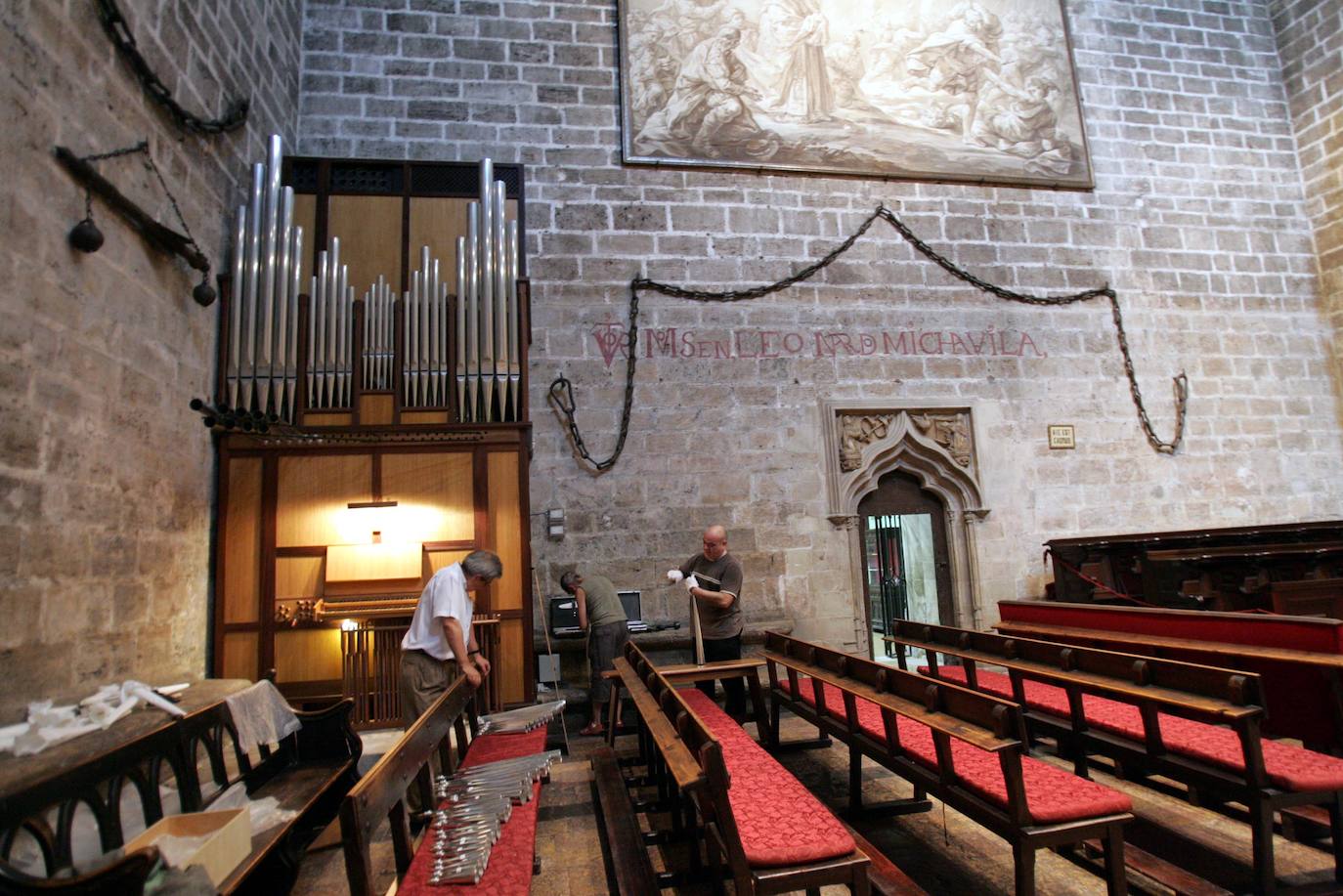 Las fiestas navideñas son una buena ocasión para visitar la Catedral de Valencia, una verdadera joya de arquitectura religiosa. Aquí le mostramos una pequeña parte (las fotografías corresponden a los últimos años). Más conocida como la 'Seu', está dedicada por deseo de Jaime I a la Asunción de María. Es uno de los reclamos turísticos por excelencia de la ciudad, muestra distintiva del gótico valenciano. En su interior se venera el 'Santo Cáliz', que data del siglo I y fue otorgado a la catedral por Alfonso el Magnánimo en 1436. Se empezó a construir en 1262 y no fue hasta 1356 cuando se terminó esta imponente construcción de tres naves, que fue pasando por distintos estilos con el transcurso de los siglos.