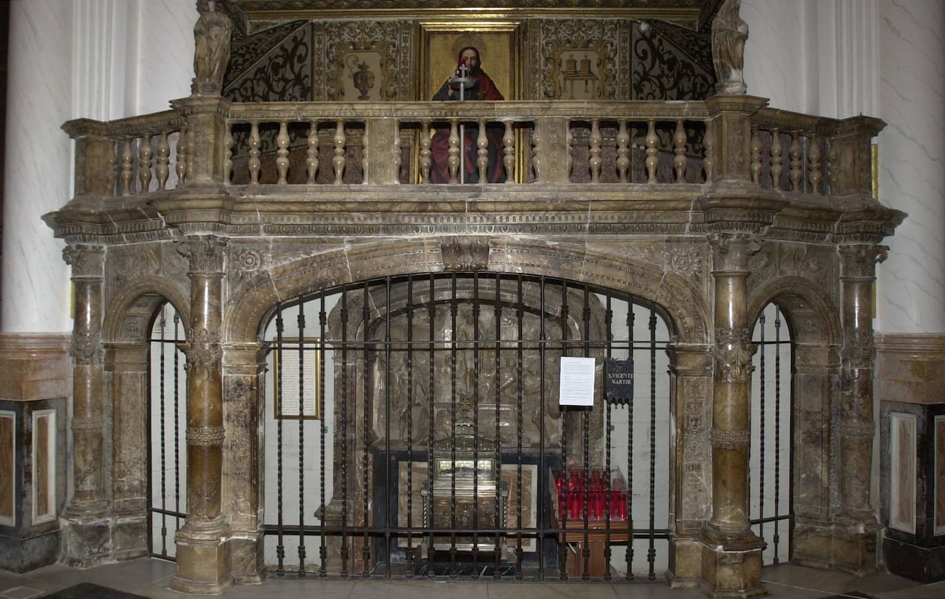 Las fiestas navideñas son una buena ocasión para visitar la Catedral de Valencia, una verdadera joya de arquitectura religiosa. Aquí le mostramos una pequeña parte (las fotografías corresponden a los últimos años). Más conocida como la 'Seu', está dedicada por deseo de Jaime I a la Asunción de María. Es uno de los reclamos turísticos por excelencia de la ciudad, muestra distintiva del gótico valenciano. En su interior se venera el 'Santo Cáliz', que data del siglo I y fue otorgado a la catedral por Alfonso el Magnánimo en 1436. Se empezó a construir en 1262 y no fue hasta 1356 cuando se terminó esta imponente construcción de tres naves, que fue pasando por distintos estilos con el transcurso de los siglos.