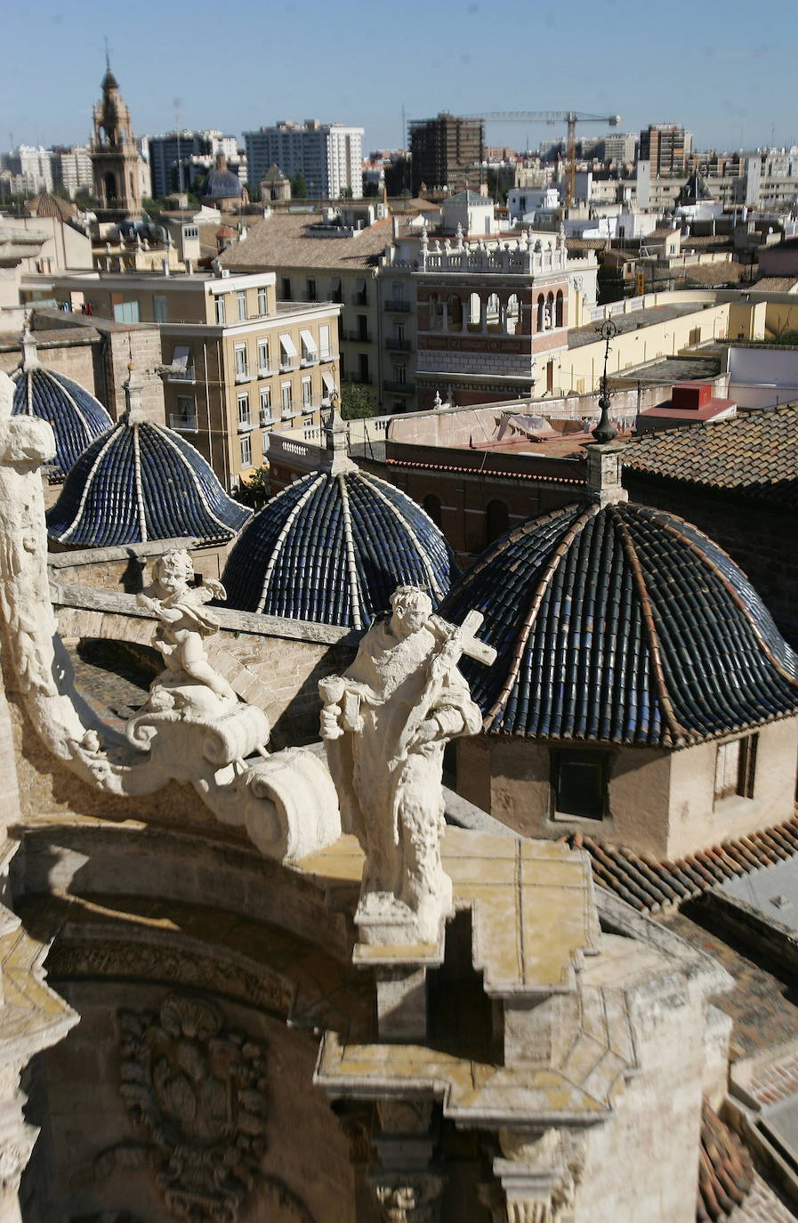 Las fiestas navideñas son una buena ocasión para visitar la Catedral de Valencia, una verdadera joya de arquitectura religiosa. Aquí le mostramos una pequeña parte (las fotografías corresponden a los últimos años). Más conocida como la 'Seu', está dedicada por deseo de Jaime I a la Asunción de María. Es uno de los reclamos turísticos por excelencia de la ciudad, muestra distintiva del gótico valenciano. En su interior se venera el 'Santo Cáliz', que data del siglo I y fue otorgado a la catedral por Alfonso el Magnánimo en 1436. Se empezó a construir en 1262 y no fue hasta 1356 cuando se terminó esta imponente construcción de tres naves, que fue pasando por distintos estilos con el transcurso de los siglos.