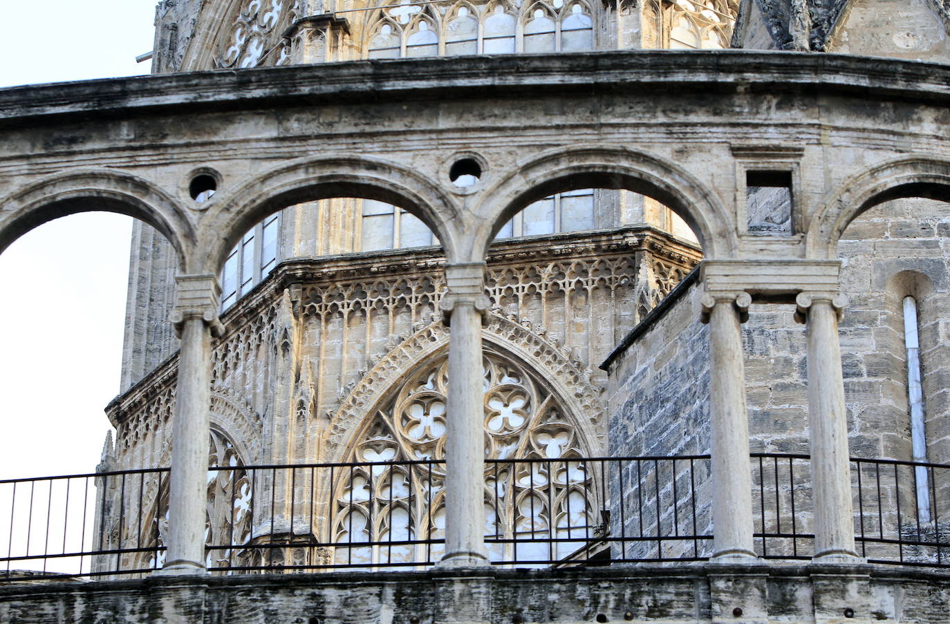 Las fiestas navideñas son una buena ocasión para visitar la Catedral de Valencia, una verdadera joya de arquitectura religiosa. Aquí le mostramos una pequeña parte (las fotografías corresponden a los últimos años). Más conocida como la 'Seu', está dedicada por deseo de Jaime I a la Asunción de María. Es uno de los reclamos turísticos por excelencia de la ciudad, muestra distintiva del gótico valenciano. En su interior se venera el 'Santo Cáliz', que data del siglo I y fue otorgado a la catedral por Alfonso el Magnánimo en 1436. Se empezó a construir en 1262 y no fue hasta 1356 cuando se terminó esta imponente construcción de tres naves, que fue pasando por distintos estilos con el transcurso de los siglos.