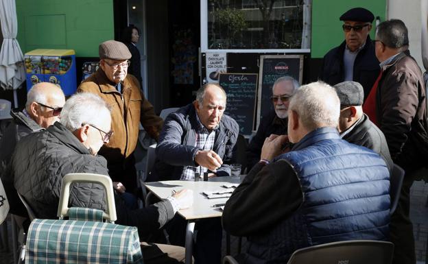 Un grupo de jubilados juegan al dominó en Valencia. 