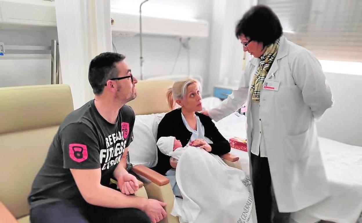 Ariadna Domene, junto a sus padres, en el hospital de Elda. 