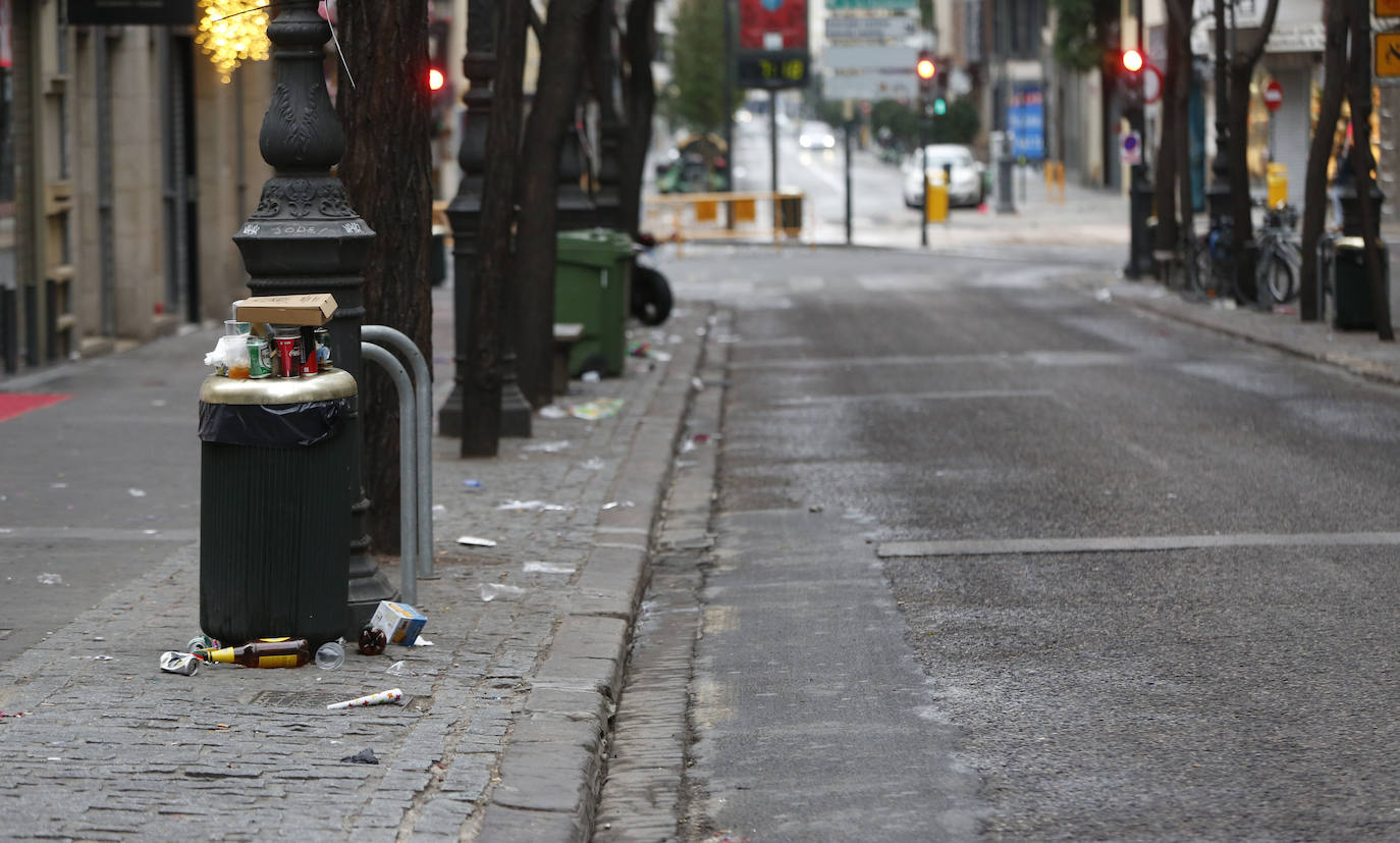 Fotos: Los servicios de limpieza retiran los restos de basura tras la Nochevieja en Valencia