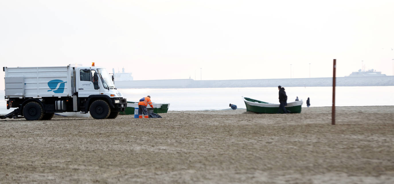Fotos: Los servicios de limpieza retiran los restos de basura tras la Nochevieja en Valencia
