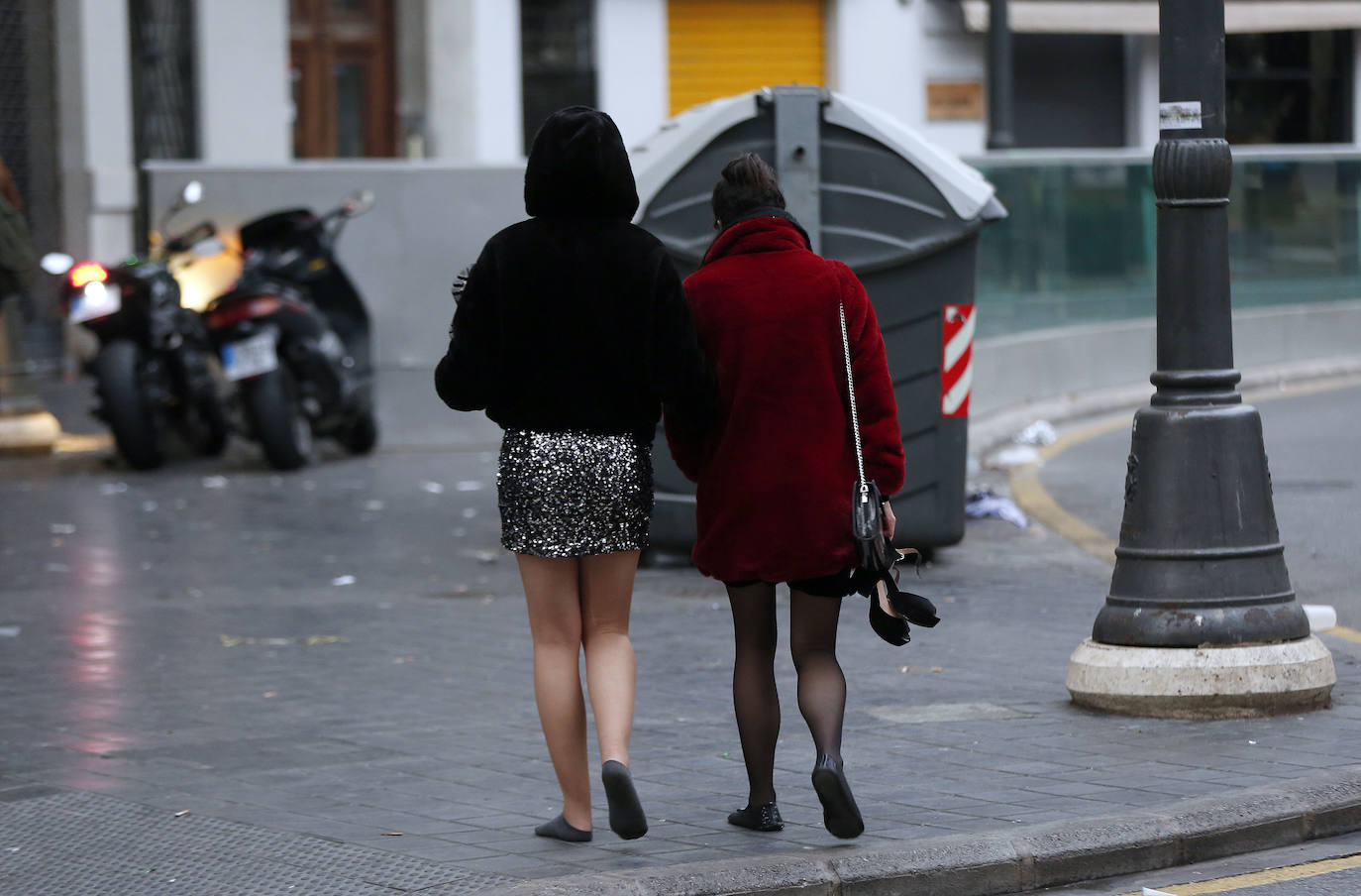 Fotos: Los servicios de limpieza retiran los restos de basura tras la Nochevieja en Valencia