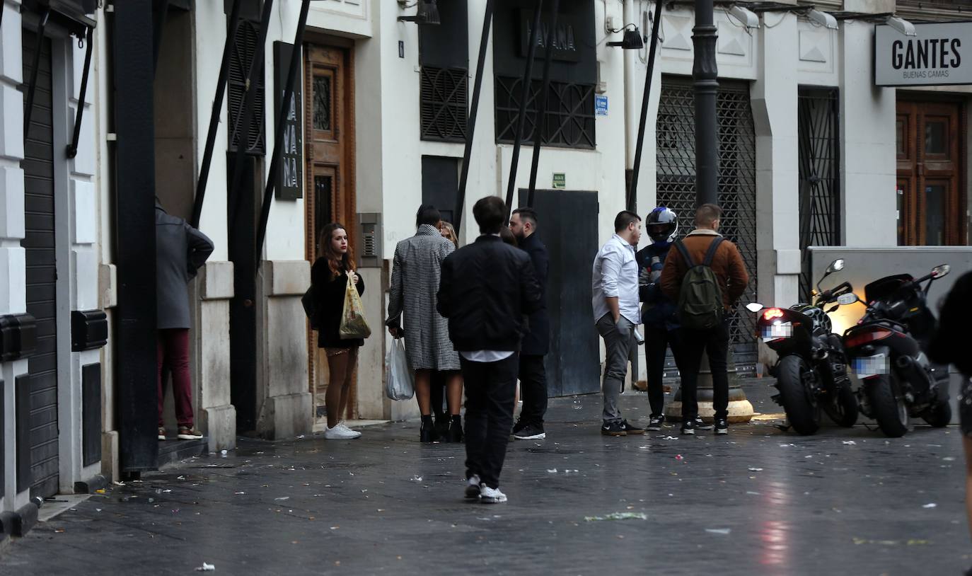 Fotos: Los servicios de limpieza retiran los restos de basura tras la Nochevieja en Valencia