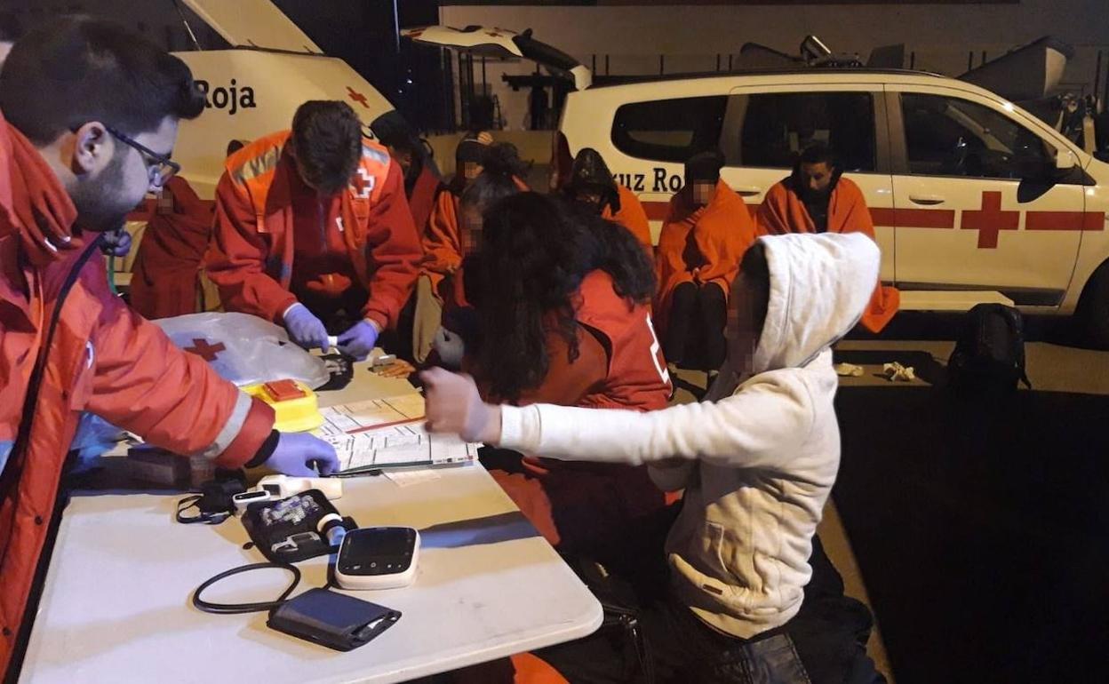 Cruz Roja de Alicante atiende a las 12 personas que han llegado en patera la pasada madrugada.