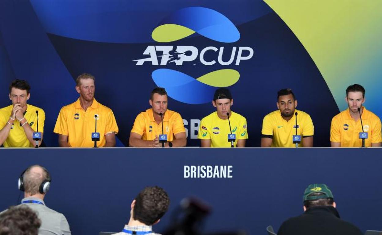 Nyck Kyrgios (2d), durante una conferencia de prensa de la ATP Cup. 