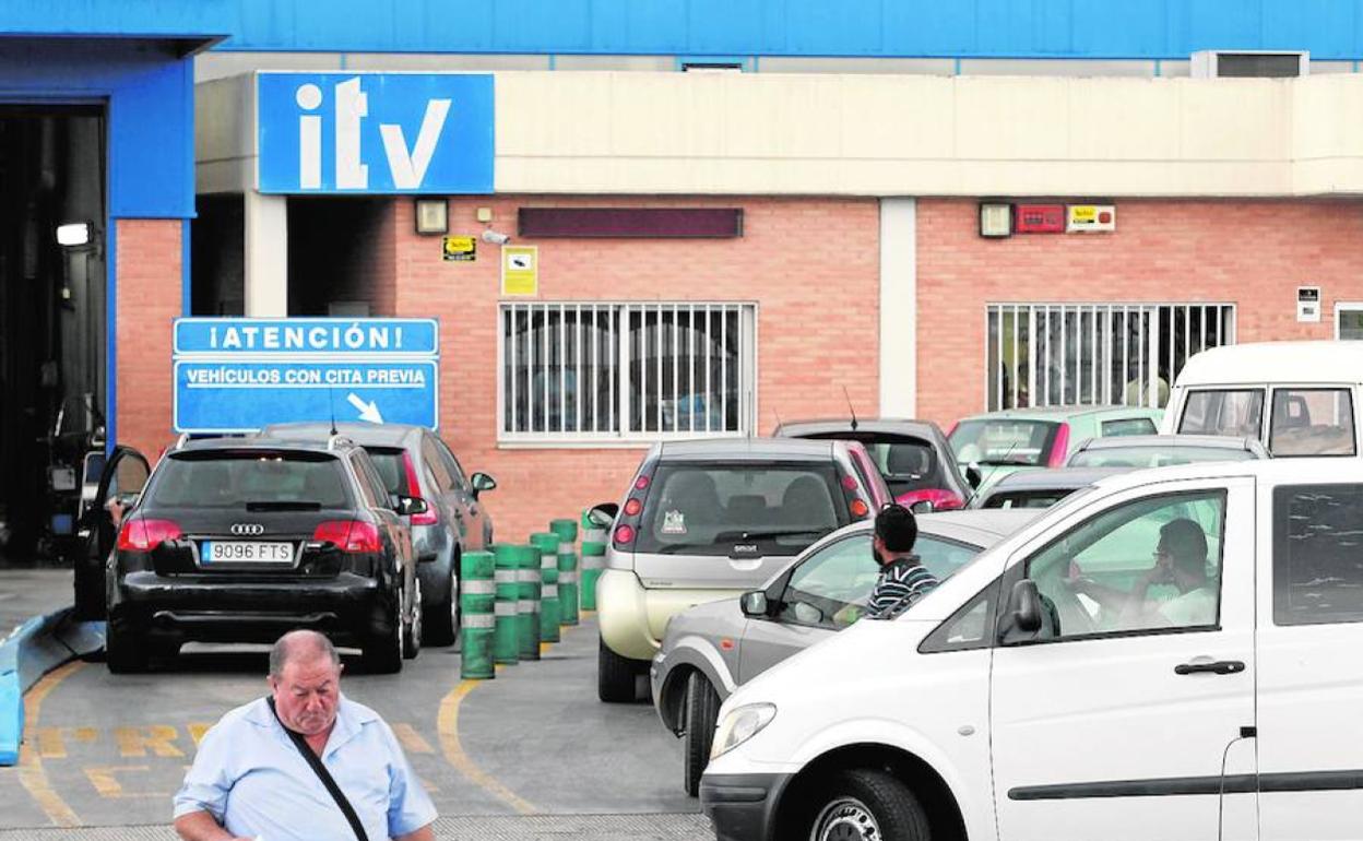 Un usuario se marcha de las instalaciones de una estación de ITV en Valencia.