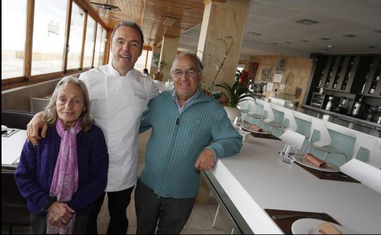 Matilde Fominaya en una imagen de archivo del restaurante Casa Manolo, en Daimús. 