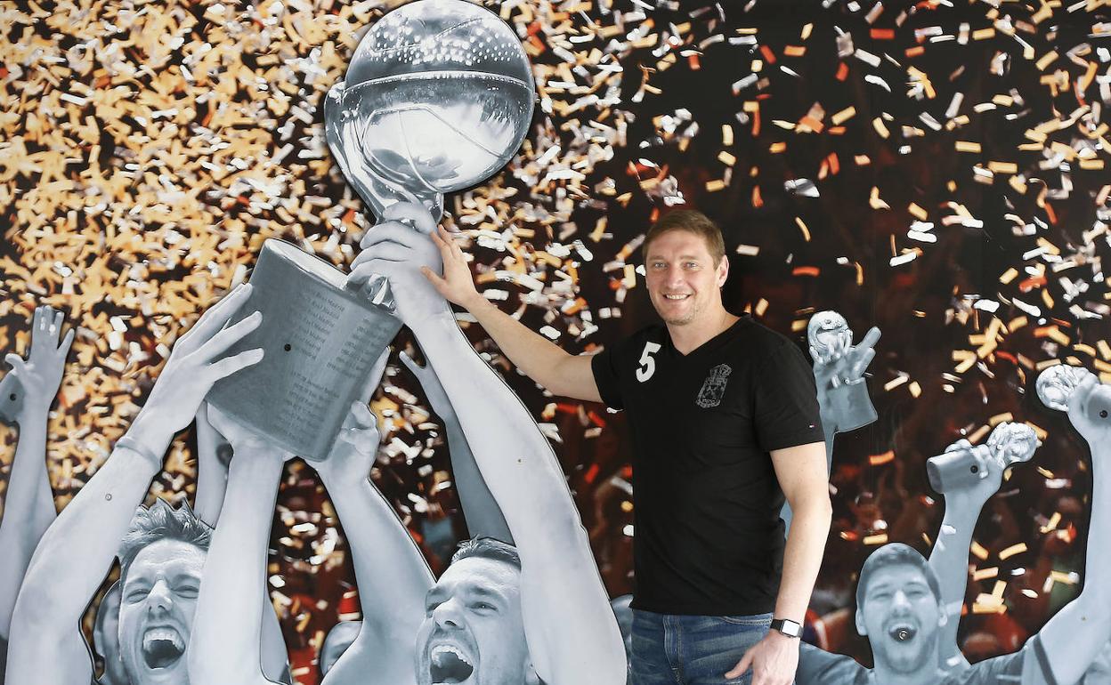 Serhiy Lishchuk posa sonriente junto a una foto de la celebración del título de la ACB del Valencia Basket en 2017 ::