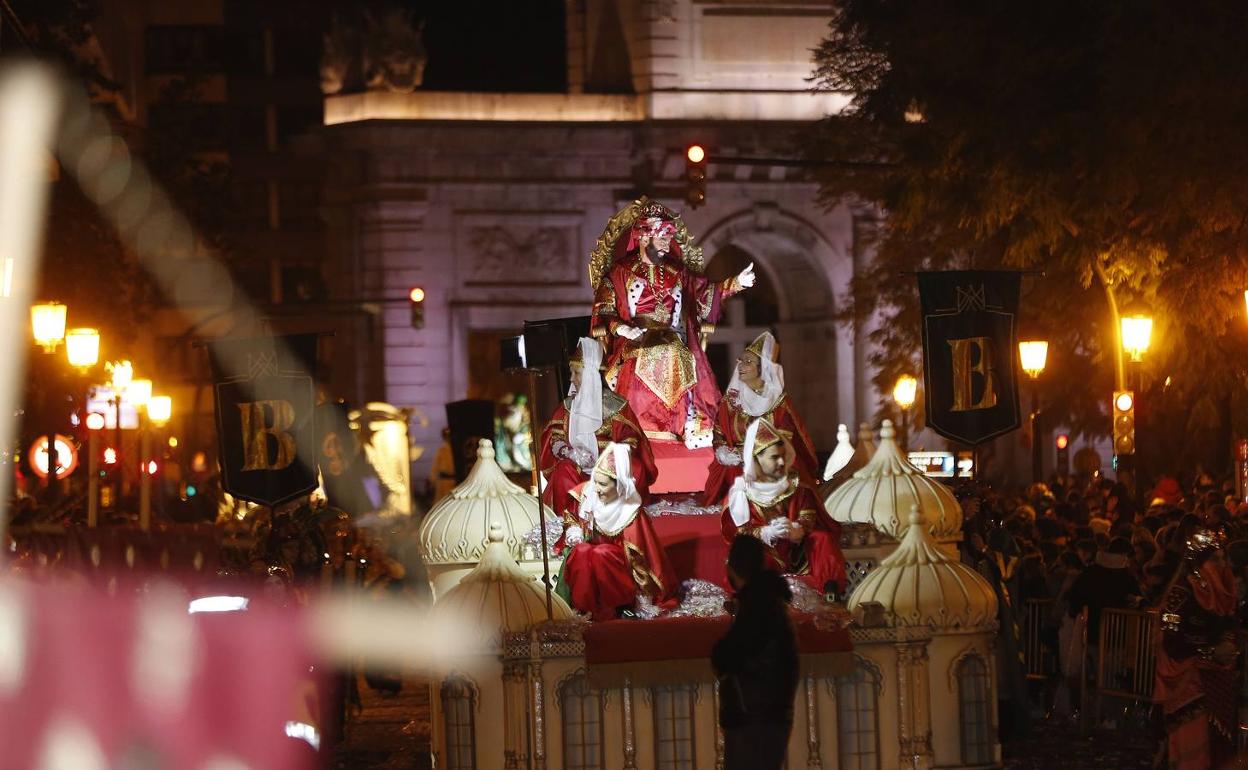 La carroza de Gaspar, la segunda de los Reyes en salir, a su paso por la Porta de la Mar. 