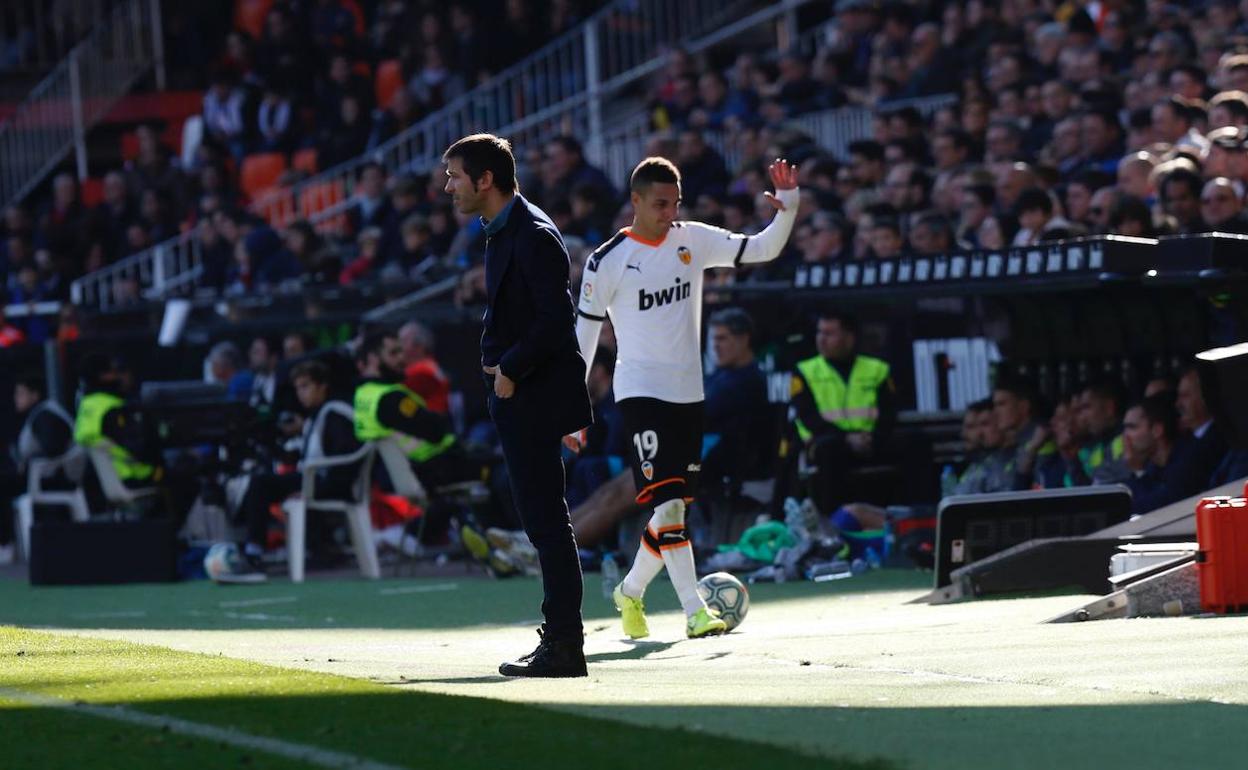 Momento en que Rodrigo se retira del partido ante el Eibar.