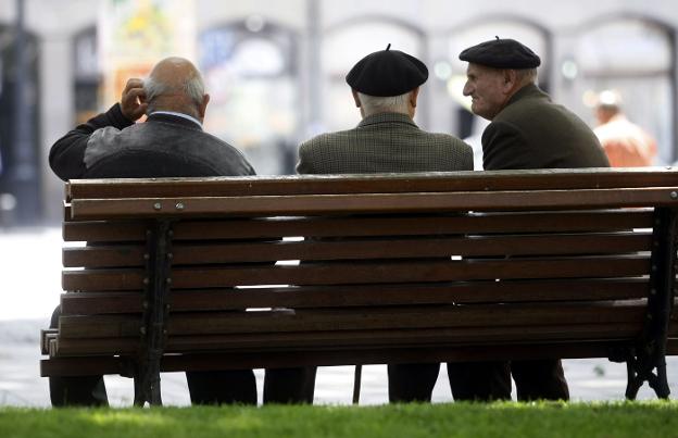 Jubilados en un parque de Bilbao. 