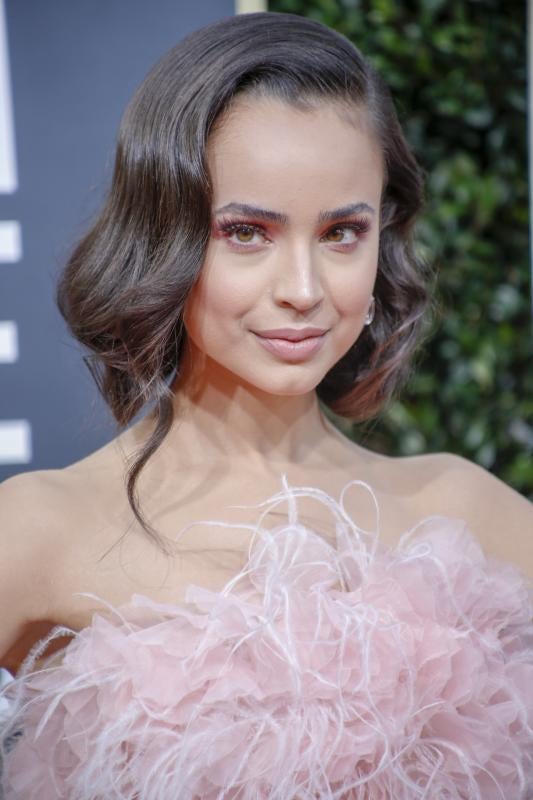 Sofia Carson apuesta por un falso bob de en los Globos de Oro 2020