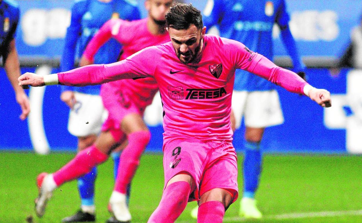 Sadiku, en el lanzamiento de penalti que supuso el empate del Málaga el pasado domingo.