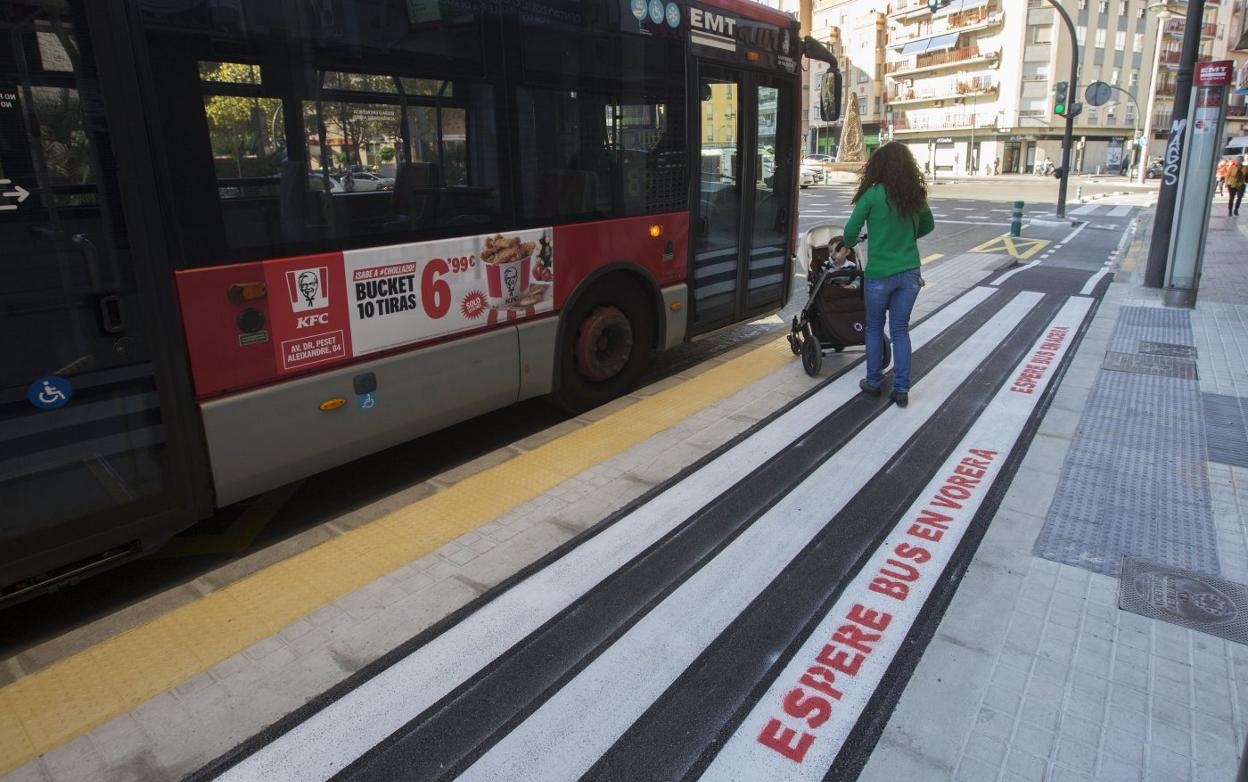 Parada de autobús en Primado Reig, junto a la avenida Constitución. 