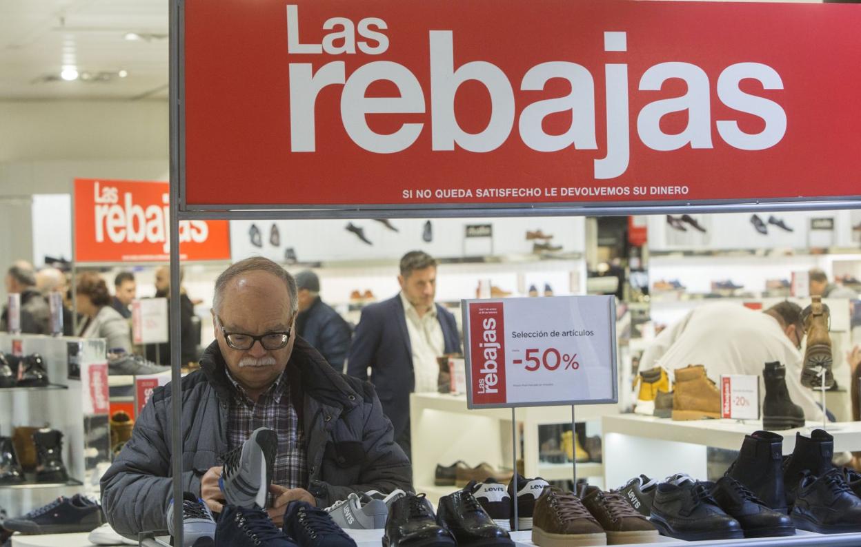 Primer día de las rebajas en El Corte Inglés de Pintor Sorolla. 