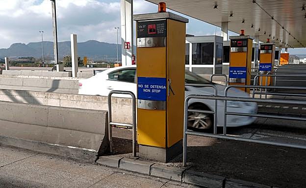Las máquinas expendedoras de tiques lucen con los carteles 'No se detenga. Non stop'.