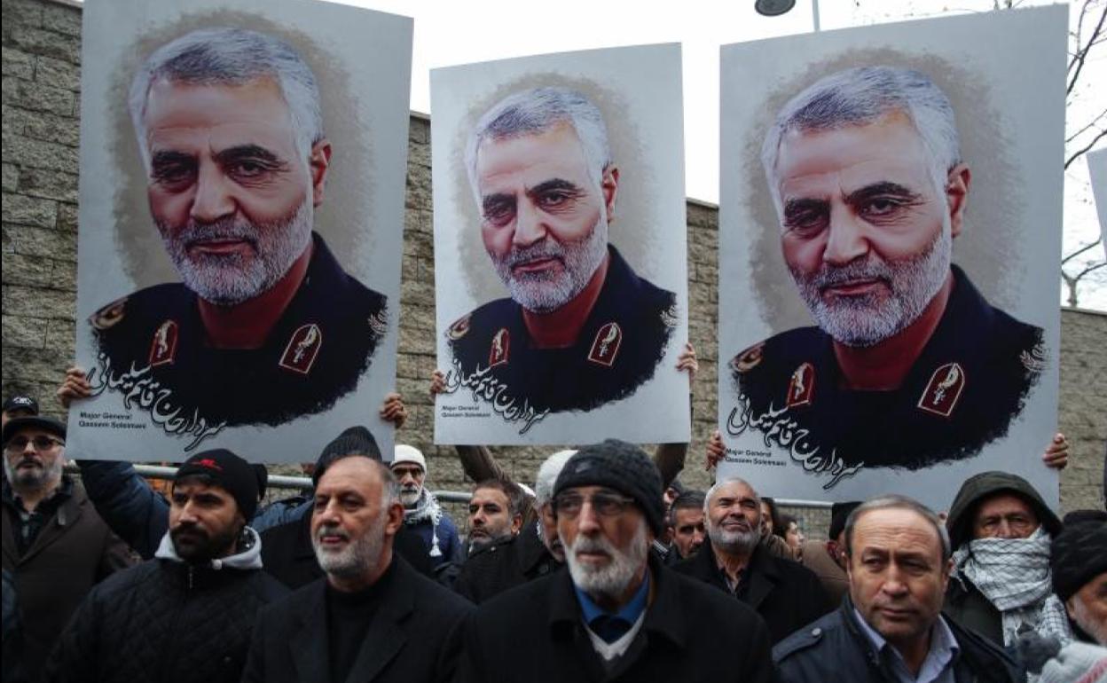 Decenas de personas lloran la pérdida del influyente general iraní Qasem Soleimani.