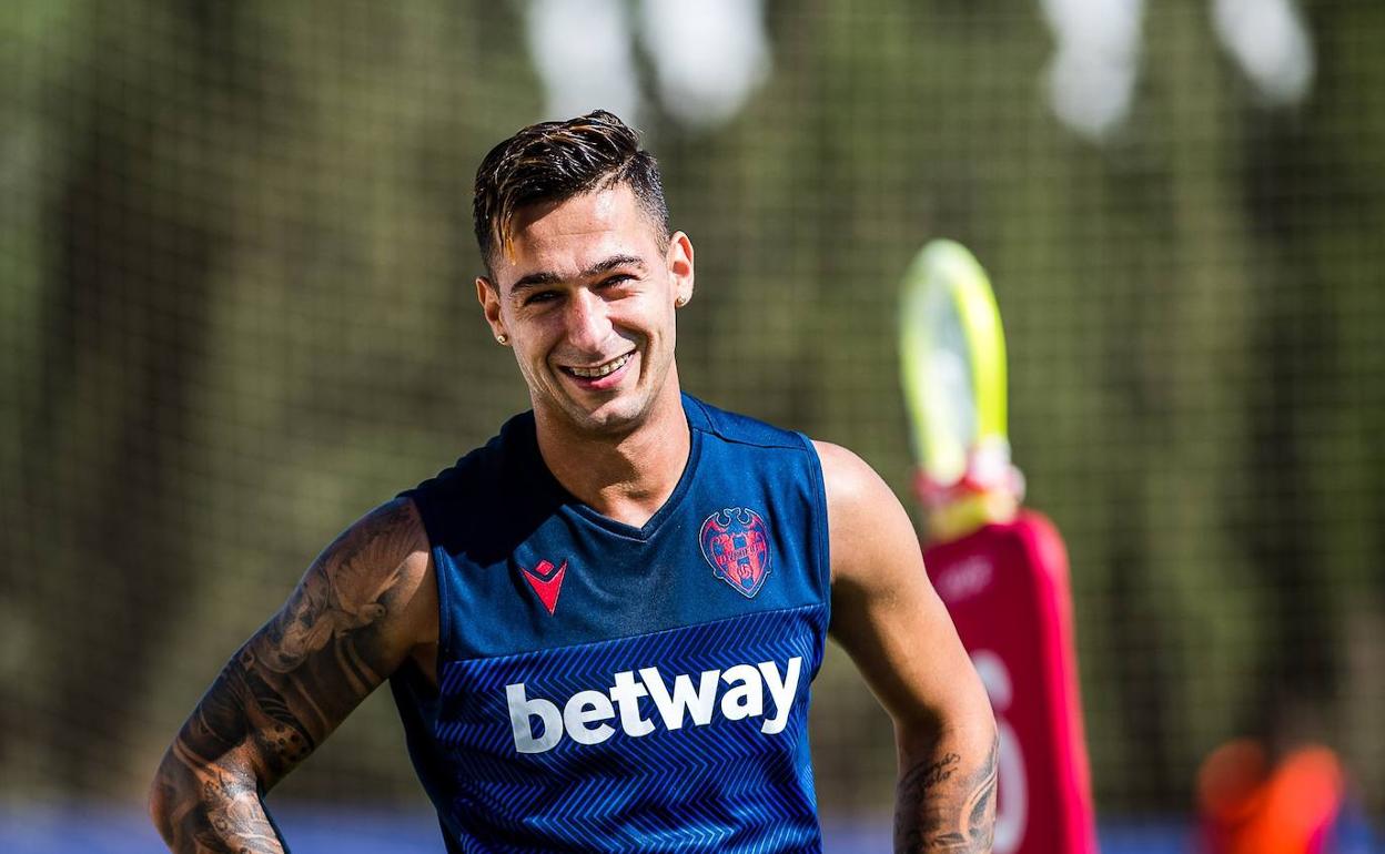 Sergio León, durante un entrenamiento del Levante en la ciudad deportiva de Buñol.