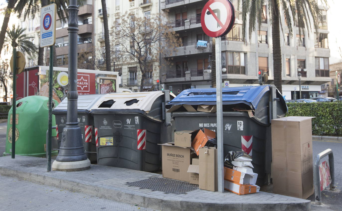 La edición 2019/2020 de los presupuestos participativos ha deparado una serie de obras elegidas por los vecinos y también proyectos que seguro generarán un amplio debate. Sobre las propuestas, el Ayuntamiento destinará 160.000 euros a un programa piloto de colocación de 16 contenedores en los distritos de Ciutat Vella y el Ensanche para instalar «máquinas de incentivación al reciclado de envases».