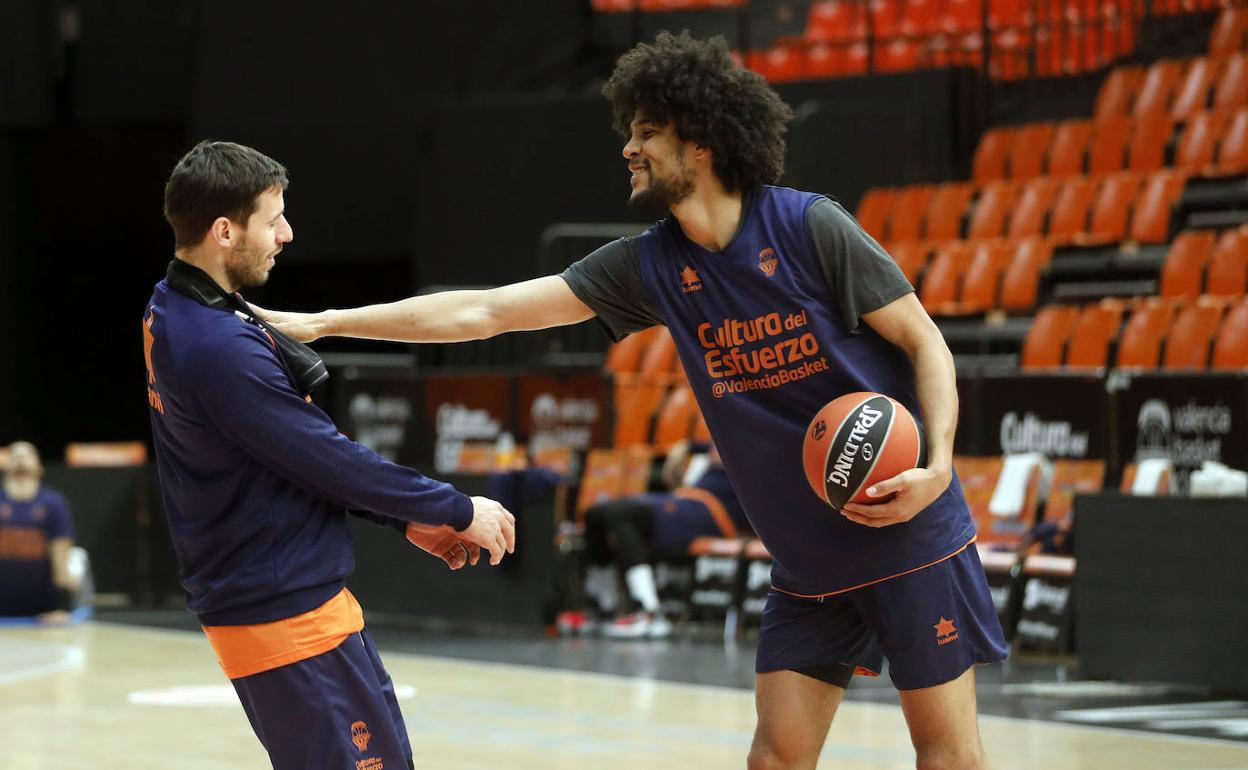 Labeyrie bromea con Van Rossom ayer durante el entrenamiento del Valencia Basket