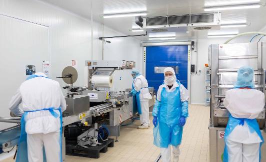 Trabajadores en las instalaciones de FoodVAC en La Pobla de Vallbona.