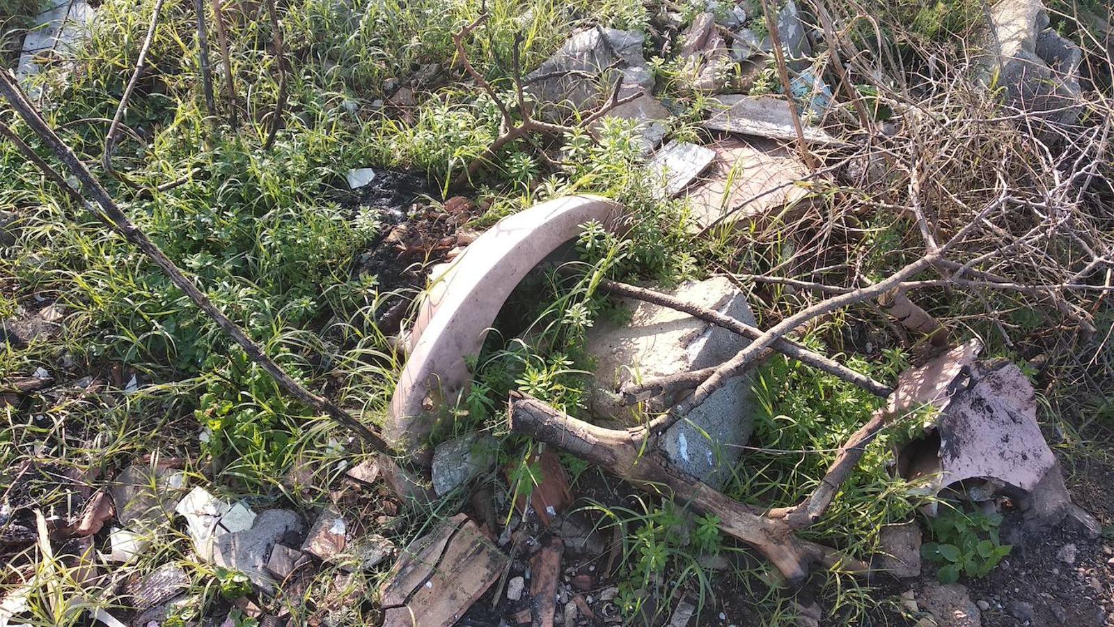 Escombrera situada en el camino Barrio del Tremolar, junto a la acequia del Vall.