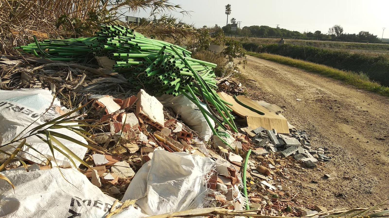 Vertido incontrolado situado junto a la CV-500, en el término municipal de Pinedo. Fue limpiado hace unos días por los servicios municipales. 