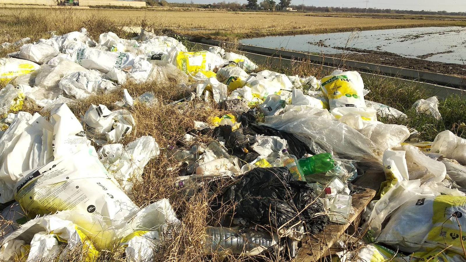 Bolsas llenas de basura y de plásticos se mezclan con botellas de cristal en las proximidades del puerto de Catarroja. 