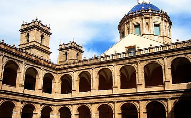 Visita el monasterio de San Miguel de los Reyes.