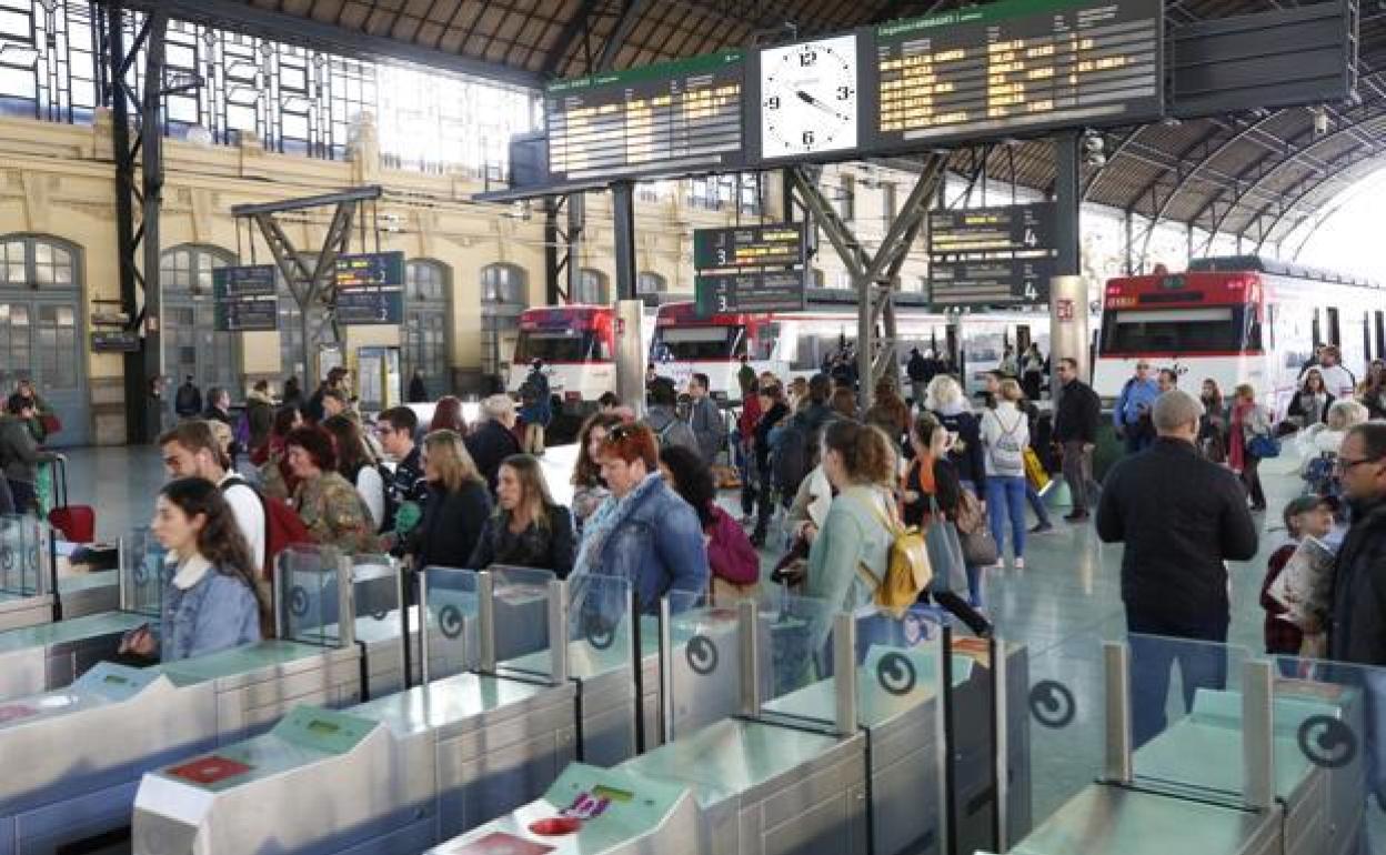 Pasajeros en la estación del Norte, imagen de archivo.