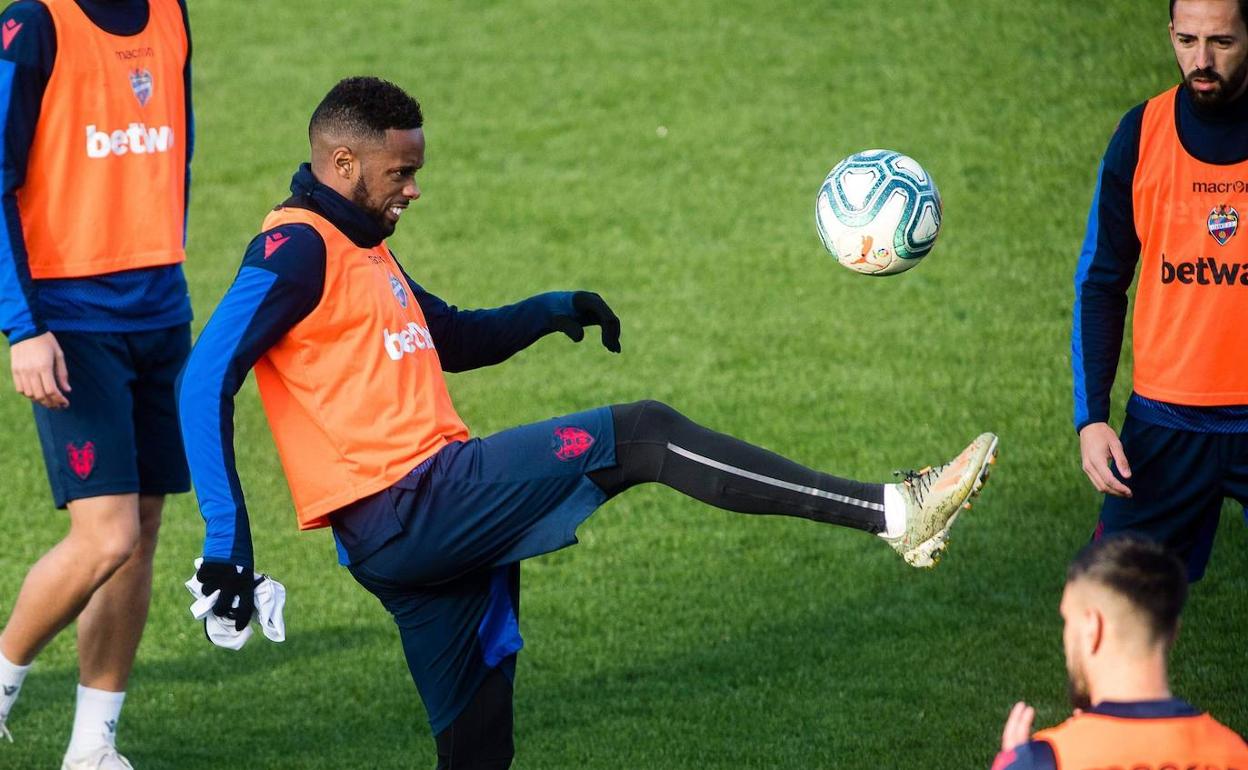 Hernani controla el balón durante un entrenamiento en Buñol