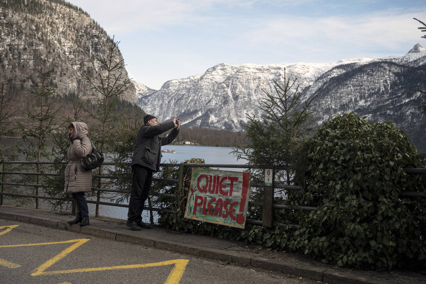 Hallstatt era hace diez años una villa idílica al borde de un lago de ensueño y aún lo sigue siendo, pero de otra manera. Lo que entonces le faltaba al pequeño pueblo austriaco, ahora le sobra. Tiene gente para dar y regalar, la hay por todas partes, tanta que hasta los visitantes se cuelan sin permiso en las casas en busca de un baño que no esté ocupado. En el pueblo residen 778 vecinos pero no lo parece porque apenas se les ve. Su presencia se diluye ante las riadas de personas que transitan por las calles en busca de un lugar vacío donde sacarse una foto mientras decenas de drones sobrevuelan los tejados para obtener imágenes impactantes. Hay turistas que llegan a la localidad convencidos de que se encuentran en un parque temático donde todo es de cartón piedra y todo está a la venta. Otros creen que están recorriendo el auténtico Arendelle, el reino de la película 'Frozen'. Hallstatt es un pueblo de moda, hasta ha sido calificado como «el más 'instagrameable' del mundo», y eso está siendo su ruina.