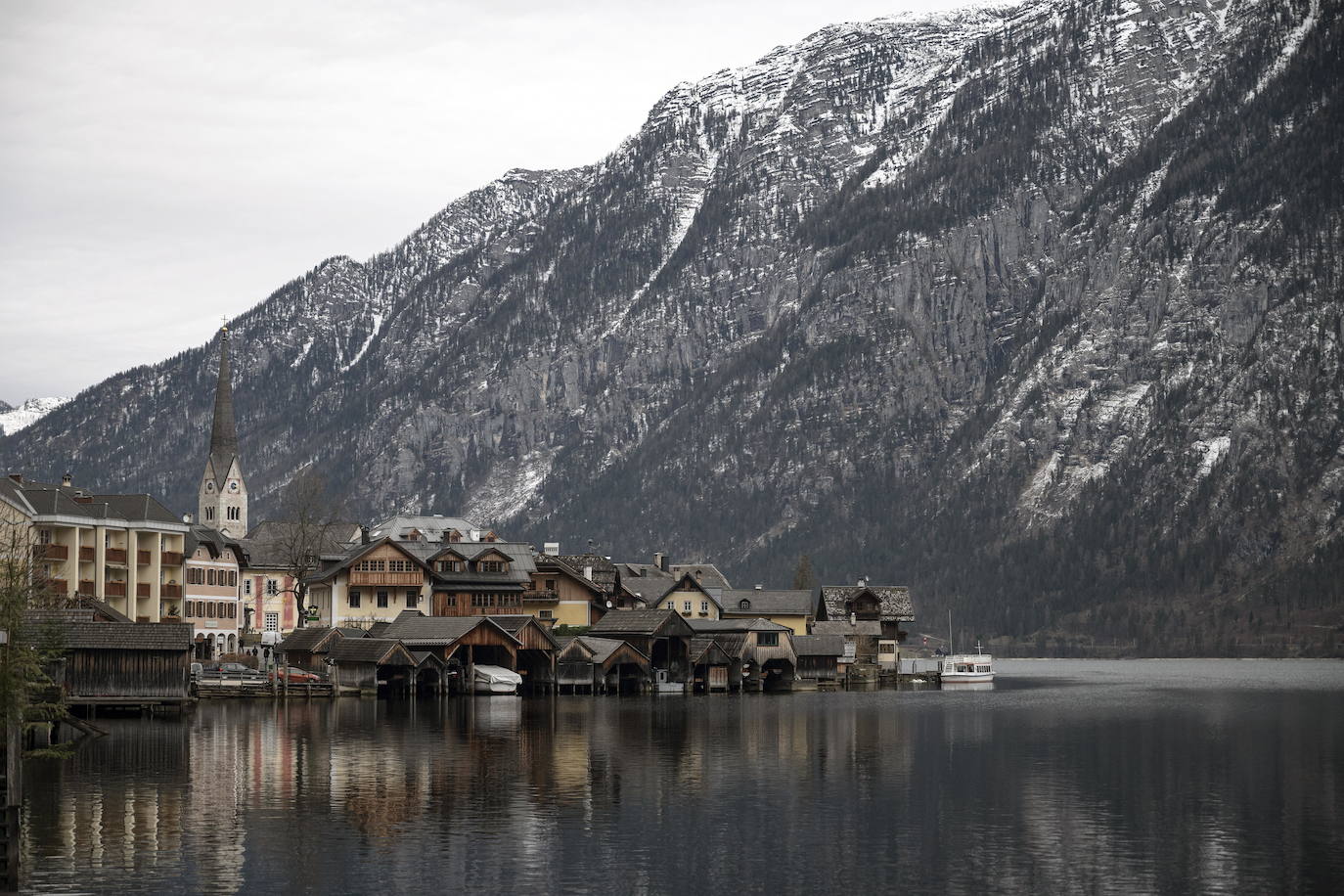 Hallstatt era hace diez años una villa idílica al borde de un lago de ensueño y aún lo sigue siendo, pero de otra manera. Lo que entonces le faltaba al pequeño pueblo austriaco, ahora le sobra. Tiene gente para dar y regalar, la hay por todas partes, tanta que hasta los visitantes se cuelan sin permiso en las casas en busca de un baño que no esté ocupado. En el pueblo residen 778 vecinos pero no lo parece porque apenas se les ve. Su presencia se diluye ante las riadas de personas que transitan por las calles en busca de un lugar vacío donde sacarse una foto mientras decenas de drones sobrevuelan los tejados para obtener imágenes impactantes. Hay turistas que llegan a la localidad convencidos de que se encuentran en un parque temático donde todo es de cartón piedra y todo está a la venta. Otros creen que están recorriendo el auténtico Arendelle, el reino de la película 'Frozen'. Hallstatt es un pueblo de moda, hasta ha sido calificado como «el más 'instagrameable' del mundo», y eso está siendo su ruina.